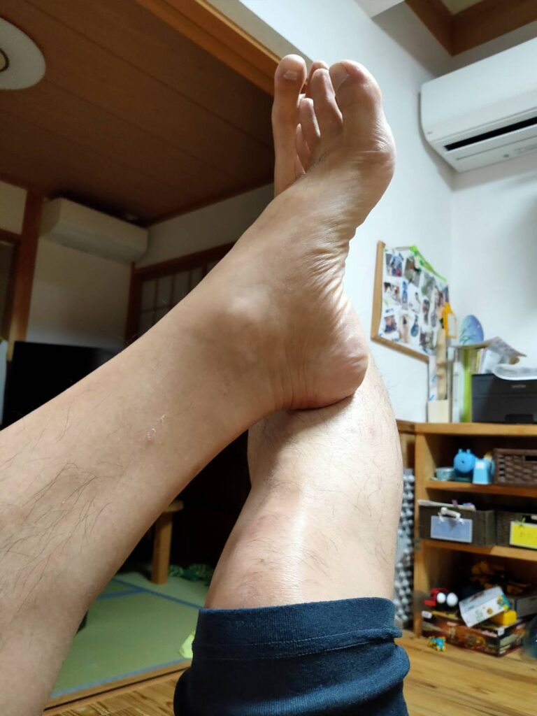 かかとでふくらはぎ前面を押す